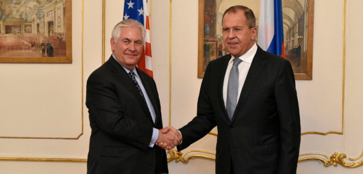 Ministři zahraničí USA Rex Tillerson a Ruska Sergej Lavrov.