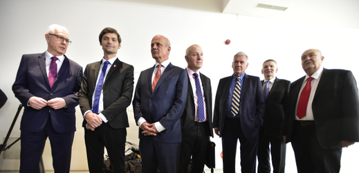 Kandidáti na prezidenta, zleva: Jiří Drahoš, Marek Hilšer, Michal Horáček, Pavel Fischer, Vratislav Kulhánek, Jiří Hynek, Petr Hannig.
