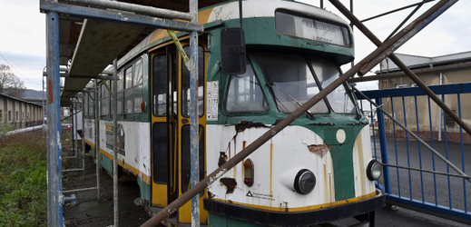 Vyřazená tramvaj Tatra T2 z roku 1960.