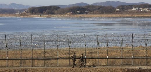 Hranice mezi Severní a Jižní Koreou. 