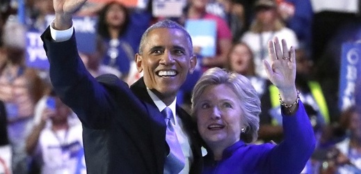 Exprezident Barack Obama a někdejší uchazečka o tutéž funkci Hillary Clintonová.