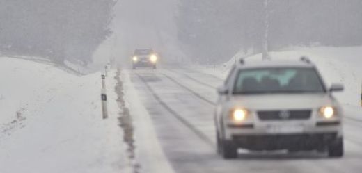 Silnice v Karlovarském kraji pokryl v noci mokrý sníh (ilustrační foto).