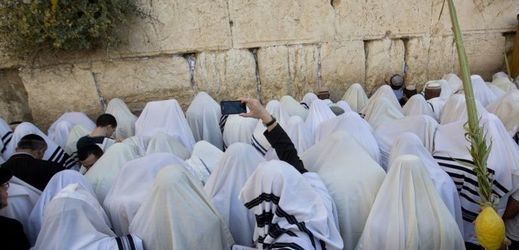 Židé modlící se u zdi nářků (ilustrační foto).
