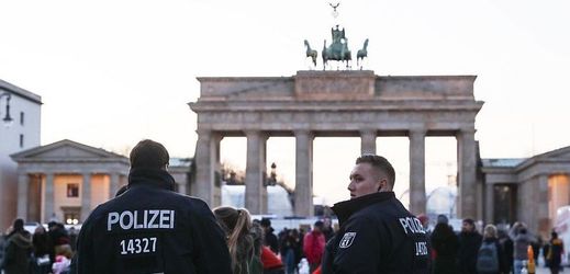 Němečtí policisté před Braniborskou bránou v centru Berlína.