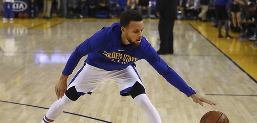 Stephen Curry se po zranění kotníku vrátil do NBA a hned nastřílel třicet osm bodů.