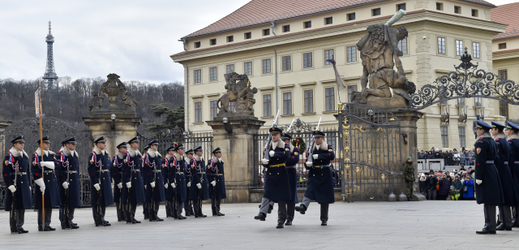 Slavnostní střídání stráží na Pražském hradě.