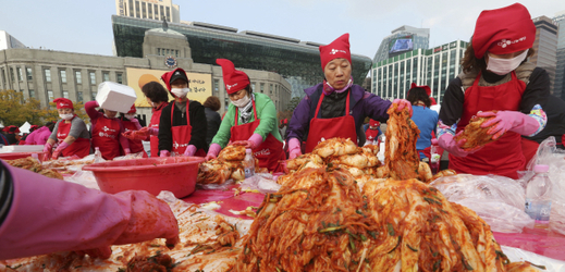 Festival Kimči v Soulu, lidé připravují jídlo pro sousedy, kteří si ho nemohou dovolit. 