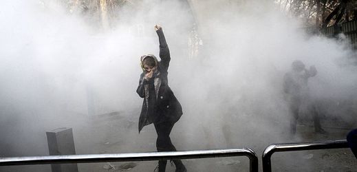 Životní úroveň v Íránu se nelepší ani za prezidenta Hasana Rúháního, považovaného za stoupence reforem. Na snímku protesty v hlavním městě Teheránu.