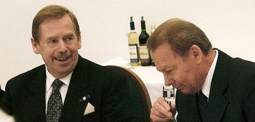 Český prezident Václav Havel (vlevo) a slovenský prezident Rudolf Schuster na snímku z roku 2003.