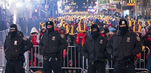 Newyorští policisté během silvestrovských oslav na náměstí Times Square.
