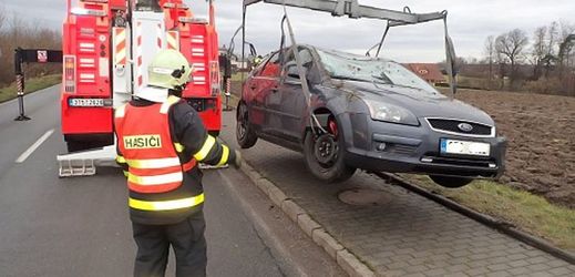Hasiči v Moravskoslezském kraji vytahovali 2. ledna z pole vůz Ford Focus, který skončil na střeše vedle silnice ve Václavovicích na Ostravsku.