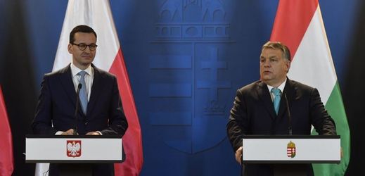 Premiér Maďarska Viktor Orbán (vpravo) a premiér Polska Mateusz Morawiecki.