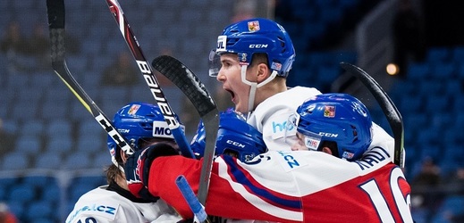 Česká hokejová reprezentace do dvaceti let se raduje z vítězství nad Švédy.