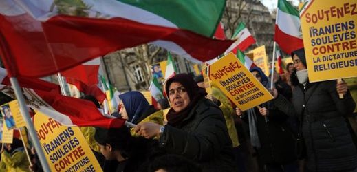 Demonstrace Íránské opoziční skupiny u Íránské ambasády v Paříži.