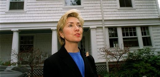 Hillary Clintonová před domem, v kterém hořelo (snímek z roku 1999).
