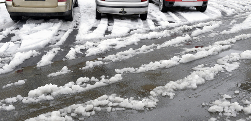 Na Jesenicku sněžilo, silnice tam pokrývá rozbředlý sníh.