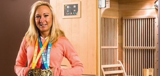 Eva Vrabcová Nývltová se sbírkou medailí za absolvované maratony.