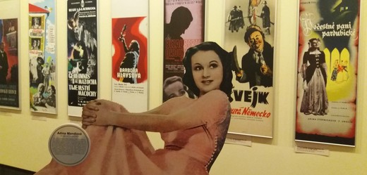 Adina Mandlová. Pohled do výstavy v Muzeu Hlavního města Prahy