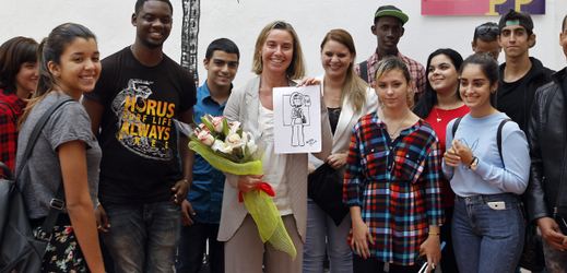 Federika Mogheriniová s kubánskými studenty.