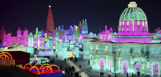 V "ledovém městečku" je k vidění přes 2000 soch.