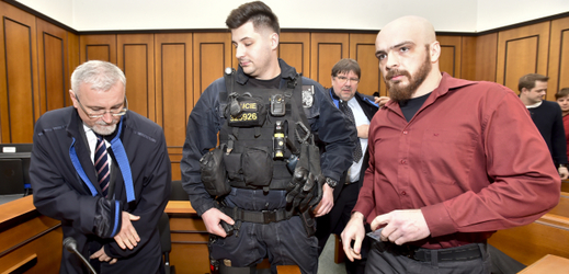 Obvinění policisté Martin Kopp (uprostřed) a Jan Nekvapil (vpravo).
