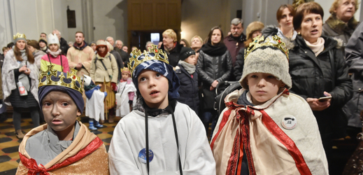 Kardinál Dominik Duka udělil požehnání tříkrálovým koledníkům. 