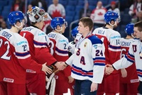 Čeští hokejisté gratulují Američanům k zisku bronzové medaile.