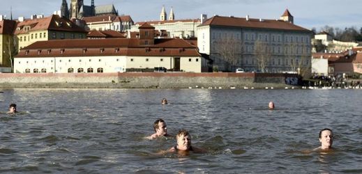 Otužilci připlavali 6. ledna ke Karlovu mostu v Praze při tradiční akci Tříkrálového otužileckého plavání.