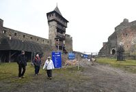 Hrad Helfštýn u Týna nad Bečvou na Přerovsku, který je jinak v zimě uzavřen, se 6. ledna po 41. výjimečně otevřel turistům. Novoroční výšlap první lednovou sobotu k hradu si každoročně nenechá ujít několik tisíc lidí.