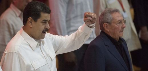 Venezuelský prezident Nicolás Maduro (vlevo).