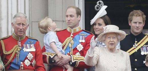 Královská rodina. Zleva princ Charles, princ William s Georgem, vévodkyně Kate, královna Alžběta II. a princ Harry.