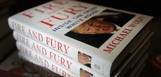 Kniha Michaela Wolffa "Ohnivá zloba: Uvnitř Trumpova Bílého domu".