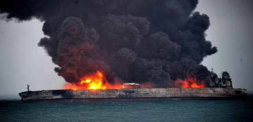 Hořící íránský tanker.