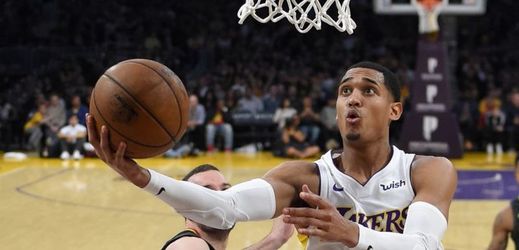 Basketbalisté Los Angeles Lakers se dočkali po devíti prohrách vítězství.