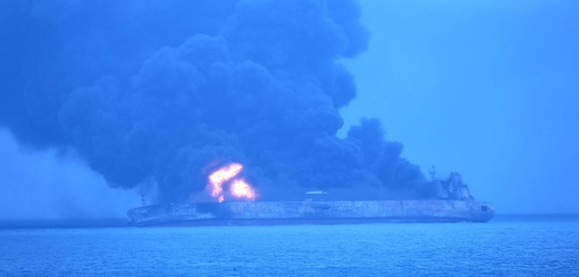 Havarovaný tanker Sanchi u čínských břehů. 