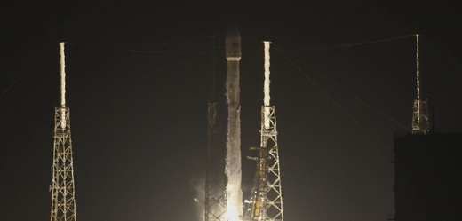 Start rakety Falcon 9 společnosti SpaceX nesoucí utajený náklad vlády USA. 