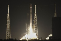 Start rakety Falcon 9 společnosti SpaceX nesoucí utajený náklad vlády USA. 