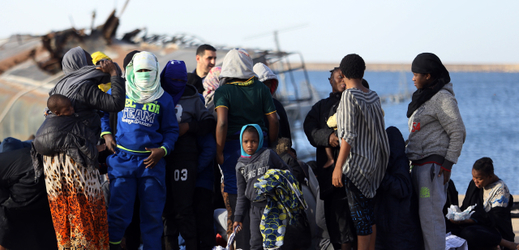 Ilegální imigranti zachránění libyjským námořnictvem v Tripolisu. 