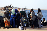 Ilegální imigranti zachránění libyjským námořnictvem v Tripolisu. 
