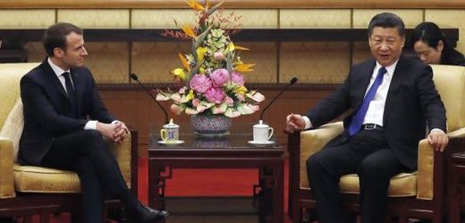 Francouzský prezident Emmanuel Macron (vlevo) a jeho čínský protějšek Si Ťin-pching.