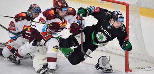 Velký souboj na ledě i v hledišti. Boleslav přetlačila Spartu, hostující fanynka prohru neunesla. 