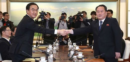 Zleva ministr pro sjednocení Čo Mjong-kjon, který vede jihokorejskou delegaci, a Ri Son-kwon, šéf Výboru pro mírové sjednocení vlasti.