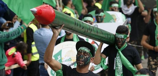 Sympatizanté hnutí Hamás během oslav třicátých narozenin organizace.