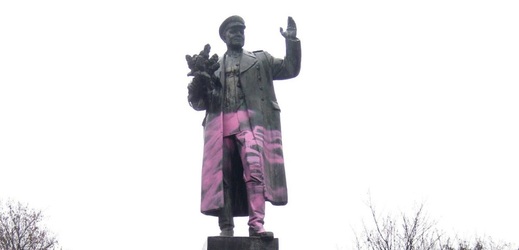 Neznámý pachatel v Praze 6 nabarvil roku 2014 soše maršála Ivana Stěpoviče Koněva kalhoty růžovou barvou.