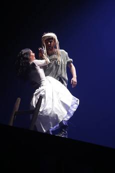Herci Kateřina Vainarová a Ivan Dejmal na snímku z představení Peer Gynt Národního divadla moravskoslezského.