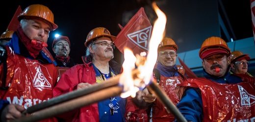 Němečtí zaměstnanci stávkují před továrnou Aluminium Norf v Neuss. 