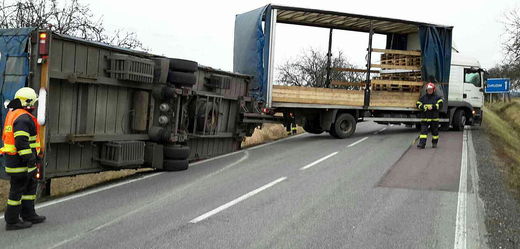 Převrácený kamion v Bukovině u Přelouče na Pardubicku.