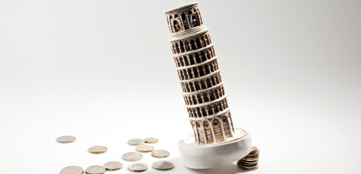 Šikmá věž v Pise podpíraná euromincemi (ilustrační foto). 