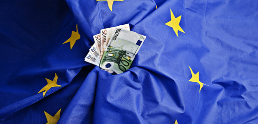 Eurobankovky na vlajce Evropské unie (ilustrační foto).