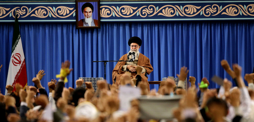Vzadu na snímku íránský duchovní vůdce ajatolláh Alí Chameneí.